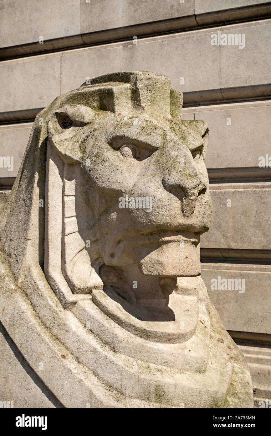 De grandes statues en pierre lion en face de Nottingham Council House Building, Place du Vieux Marché, Nottingham, England, UK Banque D'Images