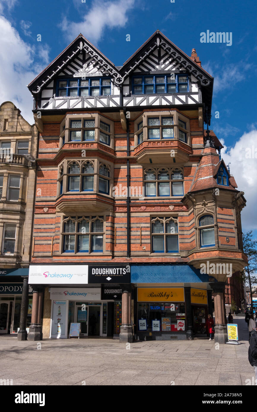 Chambres Queens ancien orné de style néo-gothique en briques rouges par Watson Fothergill en 1897, une ligne longue, Nottingham, England, UK Banque D'Images