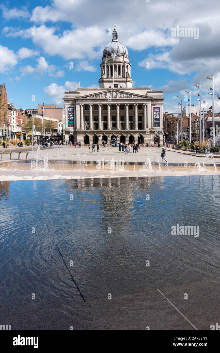 En fonction de l'eau Place Du Vieux Marché avec Nottingham Council House bâtiment en arrière-plan, la ville de Nottingham, Angleterre, Royaume-Uni. Banque D'Images
