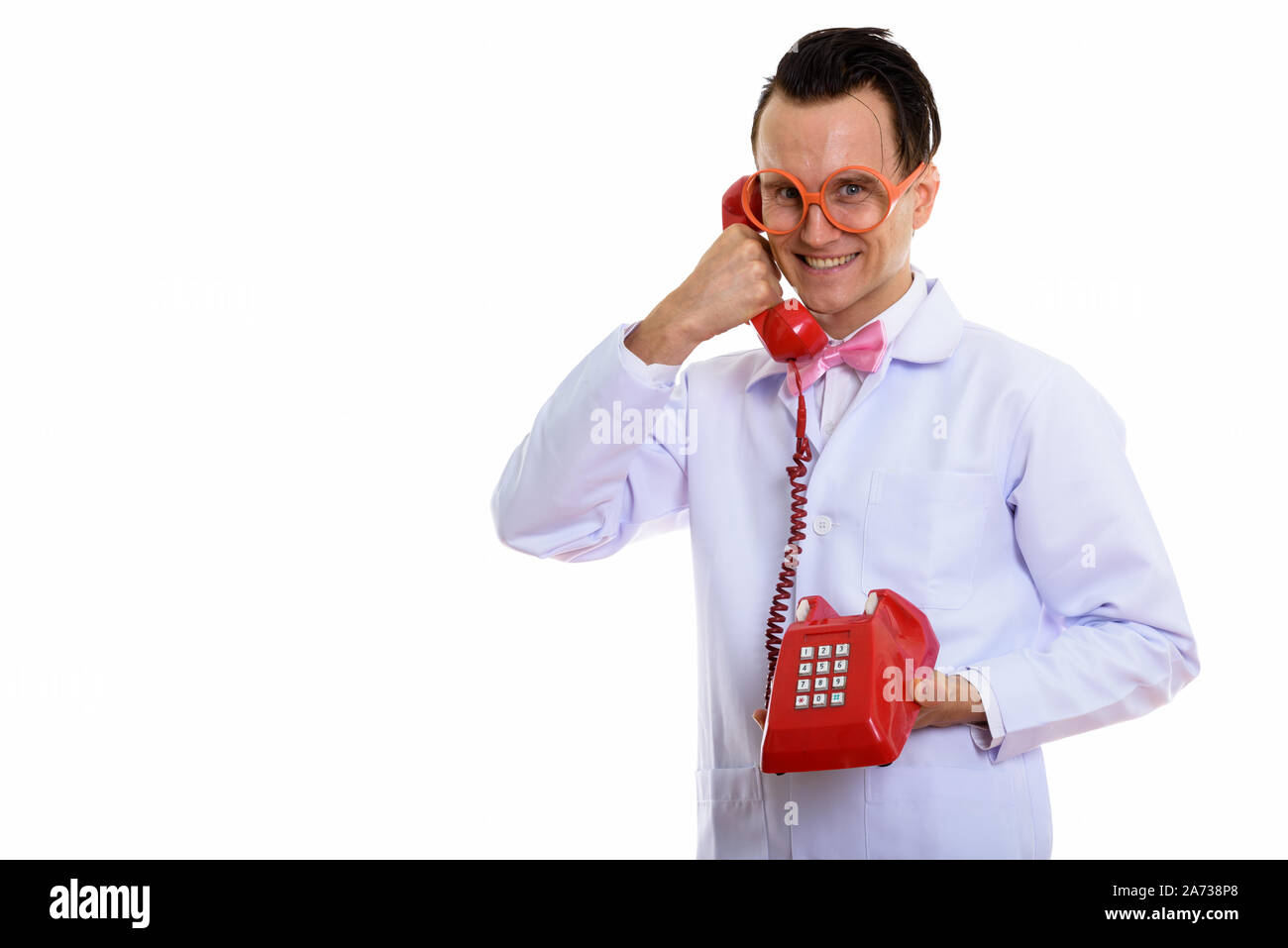 Portrait de jeune homme fou médecin en utilisant l'ancien téléphone Banque D'Images