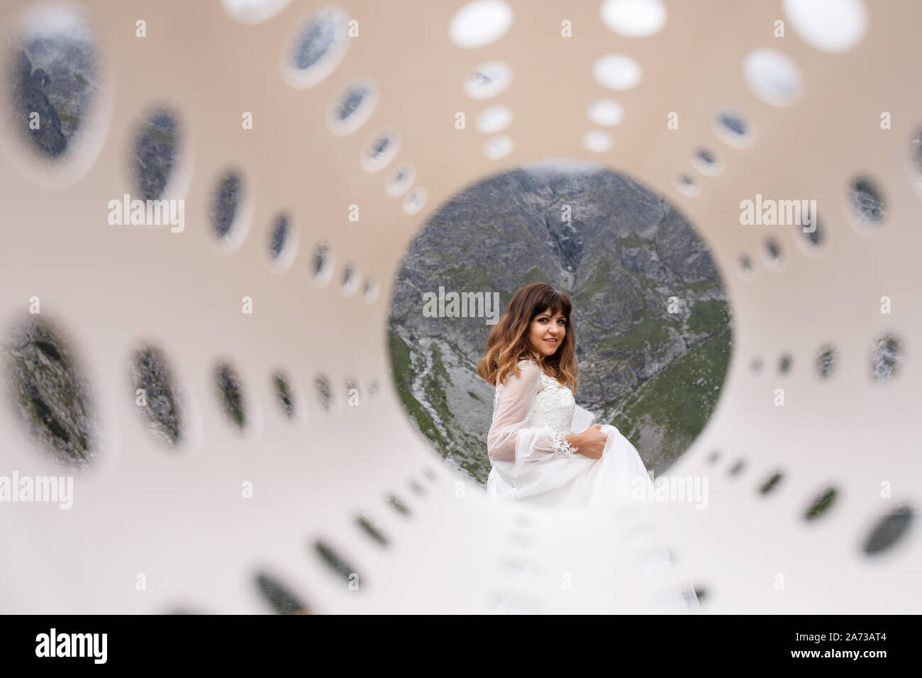 Jolie jeune femme passer du temps dans les montagnes près du lac. La mariée se présente. Banque D'Images
