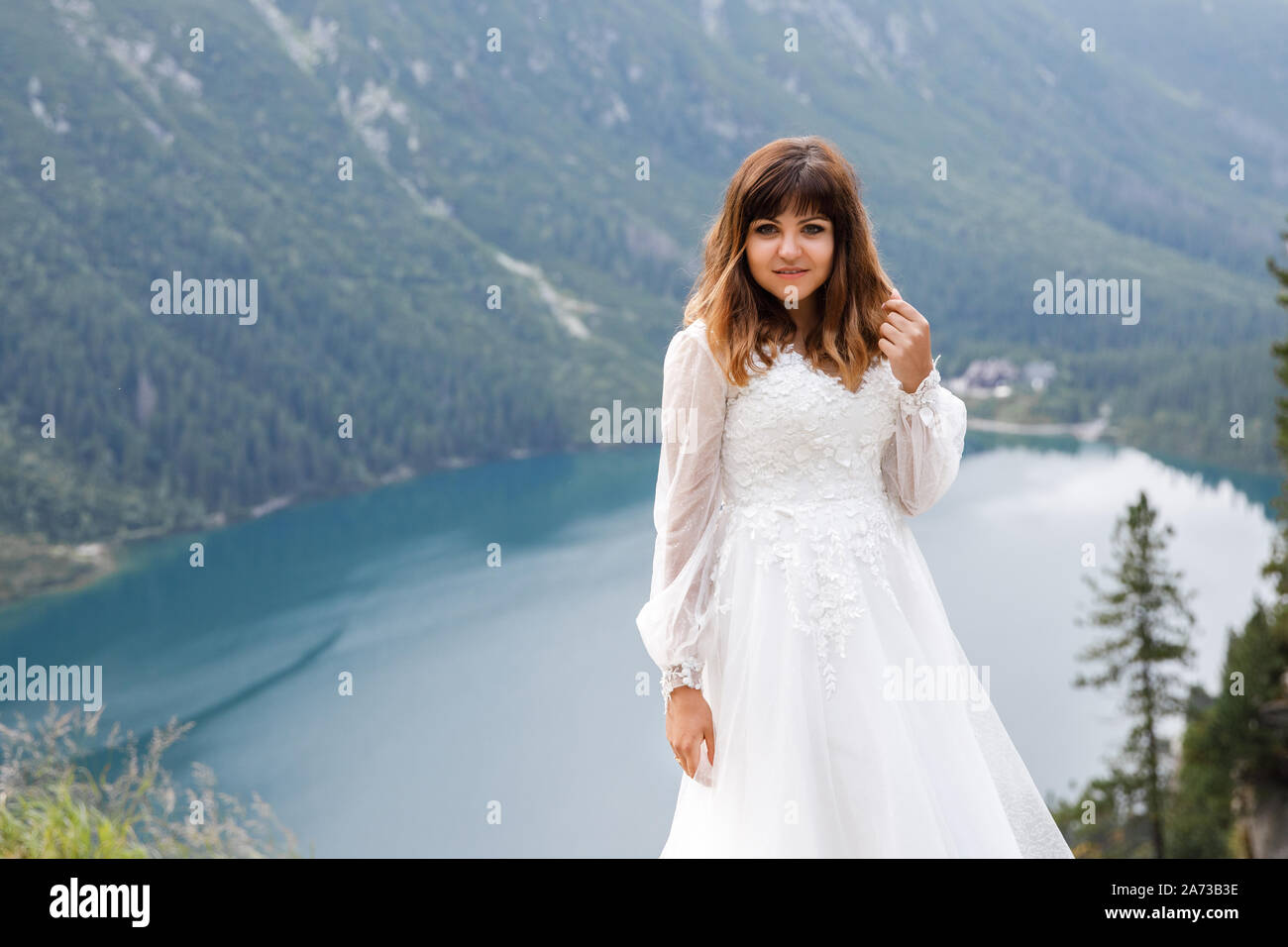 Jolie jeune femme passer du temps dans les montagnes près du lac. La mariée se présente. Banque D'Images