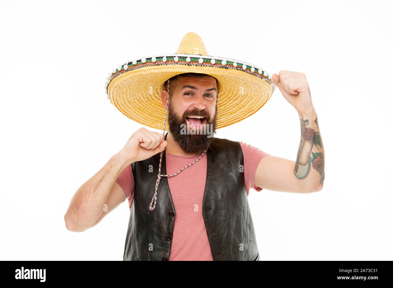 L'ajout de chapeau à son costume espagnol. Homme barbu en souriant hat  sombrero traditionnel. Heureux hipster avec barbe et moustache de porter  des vêtements décontractés et Mexican Hat. L'homme traditionnel mexicain en