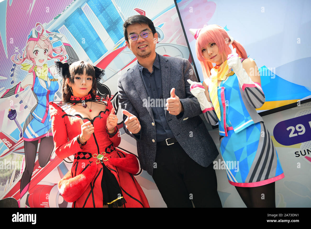 Singapour. 30Th Oct, 2019. Cosplayer Enako japonais (1e R) et singapouriens  cosplayeuse Rithe (1re L) participer à la C3 Festival anime l'Asie (MOF)  conférence de presse tenue à Singapour Changi le joyau