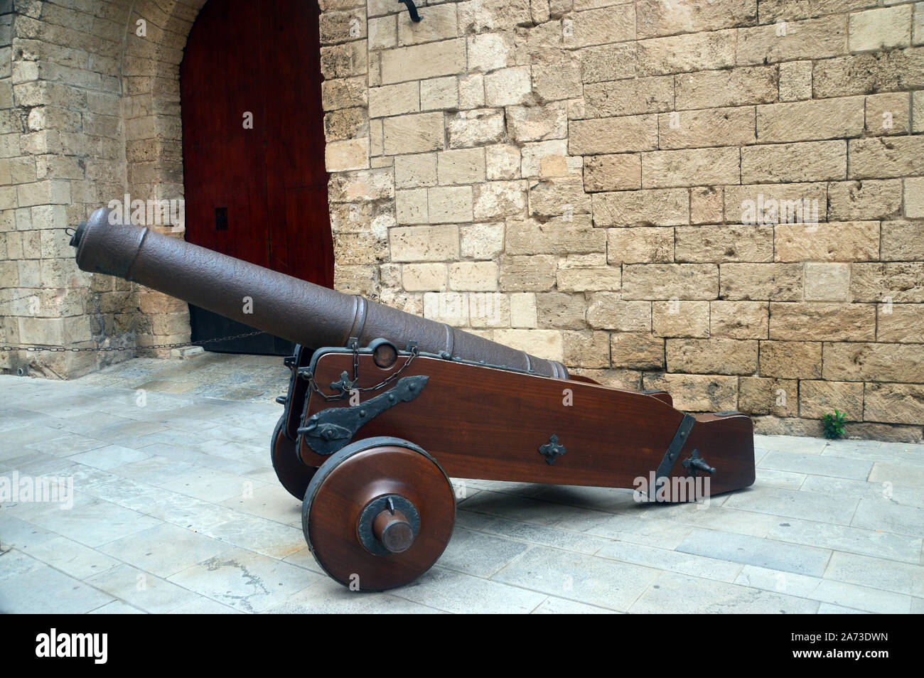 Canon en bronze sur des roues en bois à l'extérieur du Palais Royal de La Almudaina à Palma, Majorque, Îles Baléares, Espagne, l'Union européenne. Banque D'Images