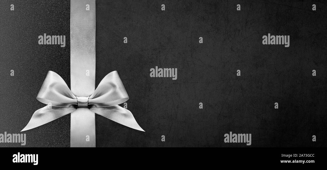 Carte cadeau noir avec silver ribbon bow, le vendredi noir et le cyber  lundi Concept, modèle l'espace de copie Photo Stock - Alamy