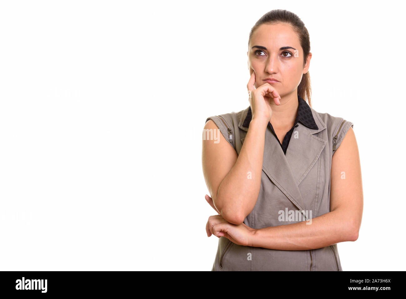 Portrait of young Beautiful woman avec pensée attacher les cheveux Banque D'Images