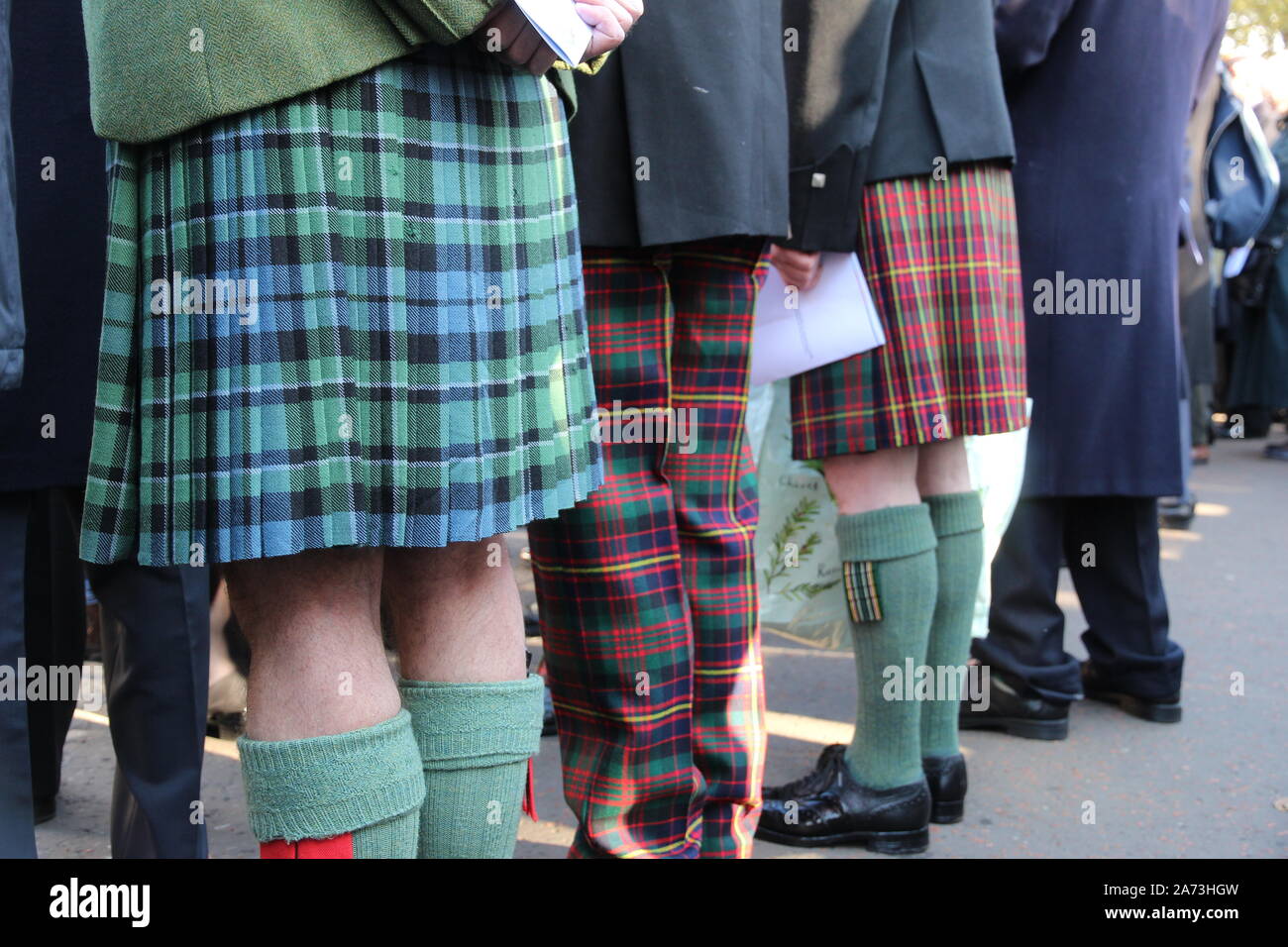 Les hommes en kilt en tartan écossais et trews Banque D'Images