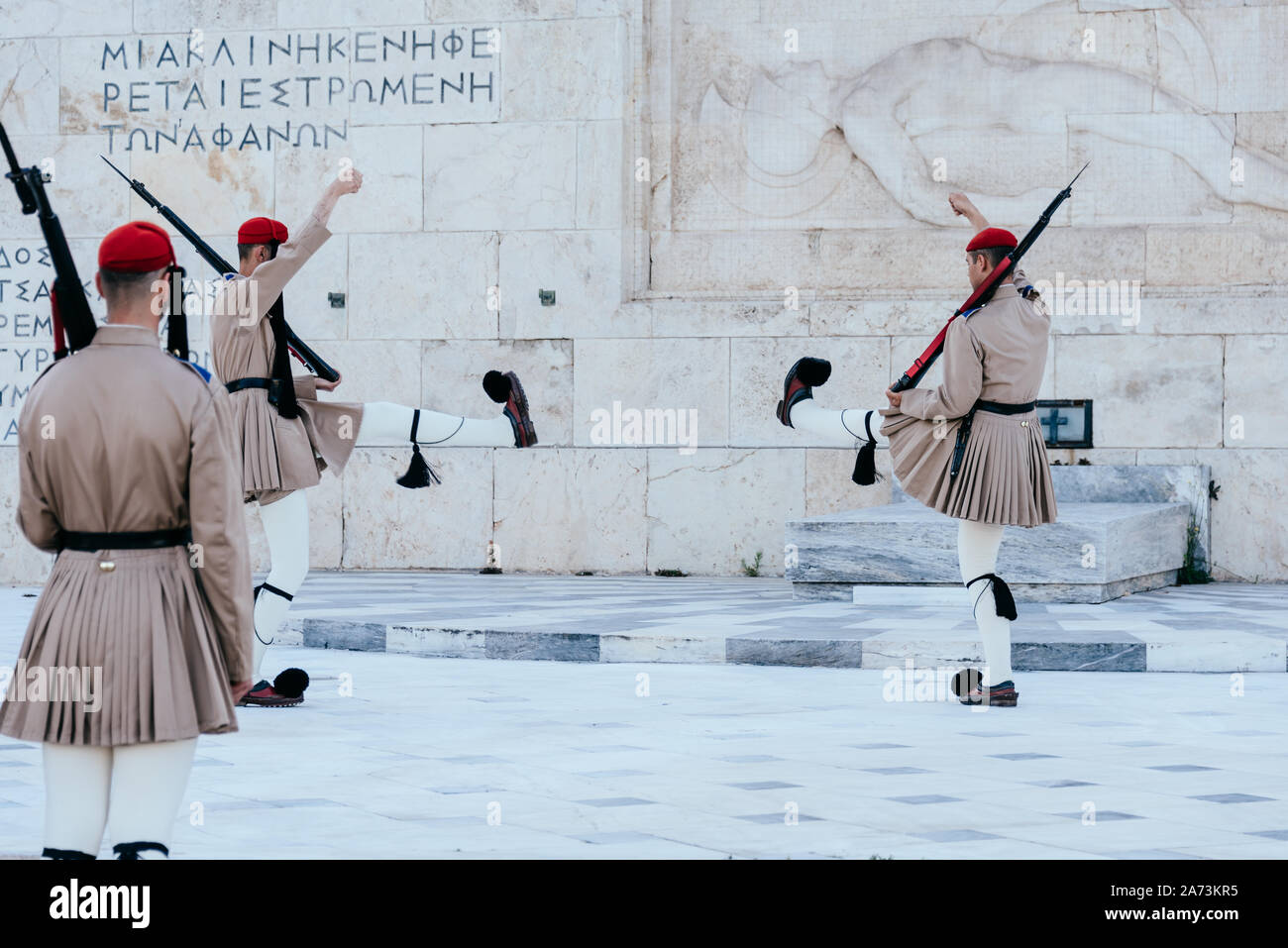 Evzones garde présidentielle sur la Tombe du Soldat inconnu, manoir présidentiel, Athènes, Grèce Banque D'Images