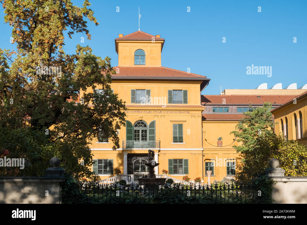 Munich, Bavière, Allemagne. Vue extérieure du Musée Lenbachhaus, un musée d'art moderne de Munich's Kunstareal quartier des musées. Banque D'Images