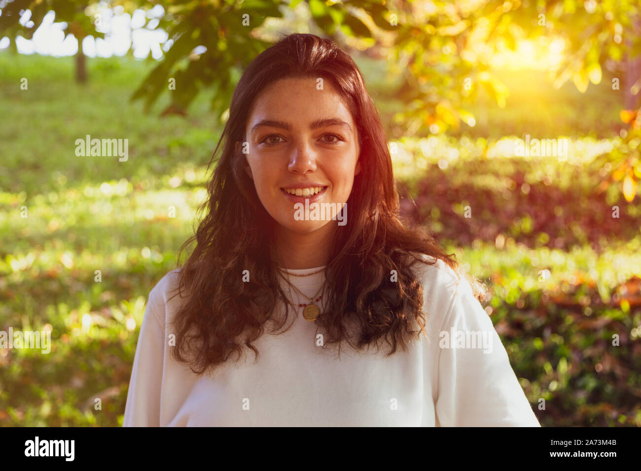 Young woman smiling in nature Banque D'Images