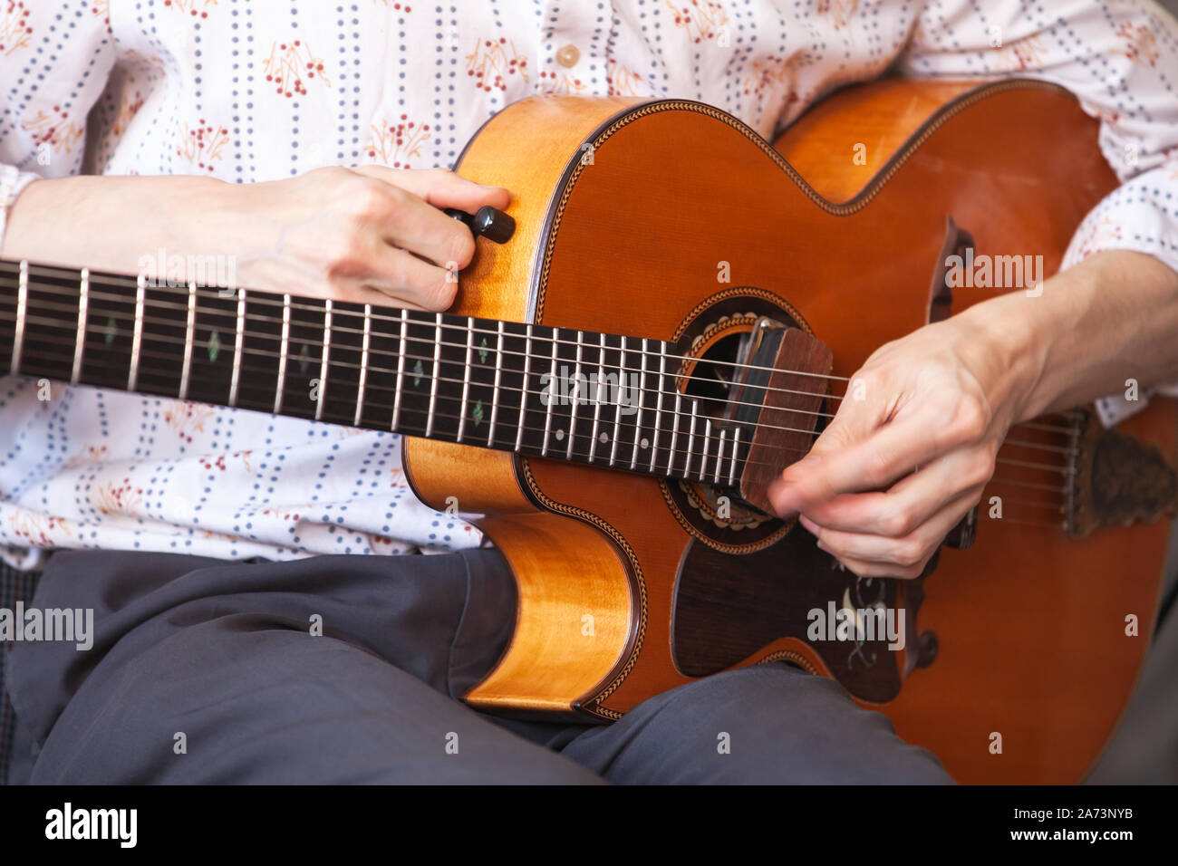Guitariste musiques vintage guitare acoustique, close-up photo avec focus sélectif sur les mains Banque D'Images