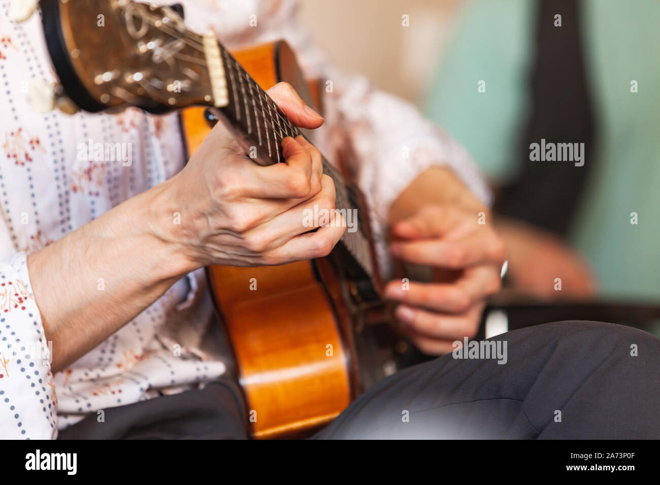 Mains d'un joueur de guitare acoustique, close-up photo avec selective focus Banque D'Images