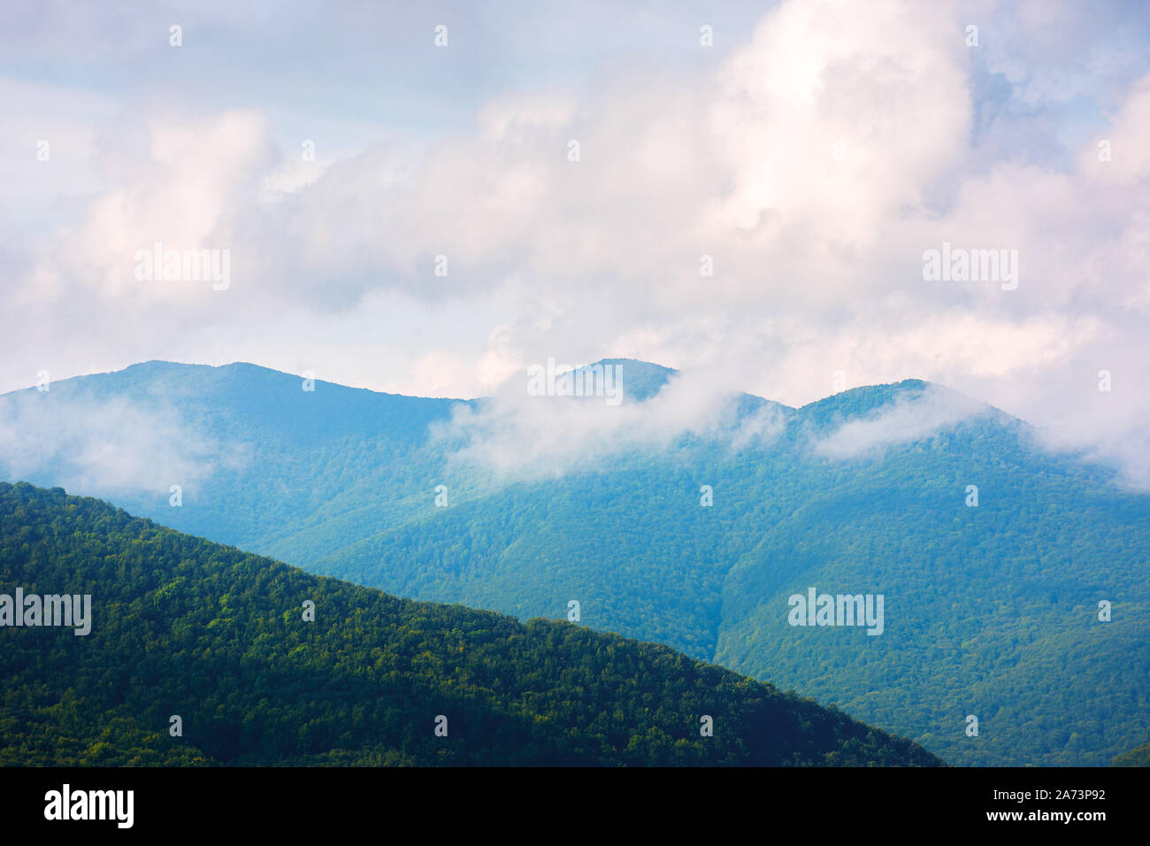 Beaux nuages sur les montagnes. belle nature background Banque D'Images