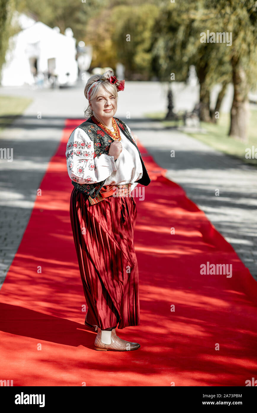 Portrait d'une femme habillée en costume national ukrainien comme une actrice sur le tapis rouge au cours awards ceremon Banque D'Images