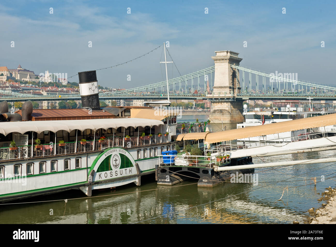 'Kossuth' bateau restaurant et le Pont des chaînes Széchenyi. Budpest, Hongrie Banque D'Images