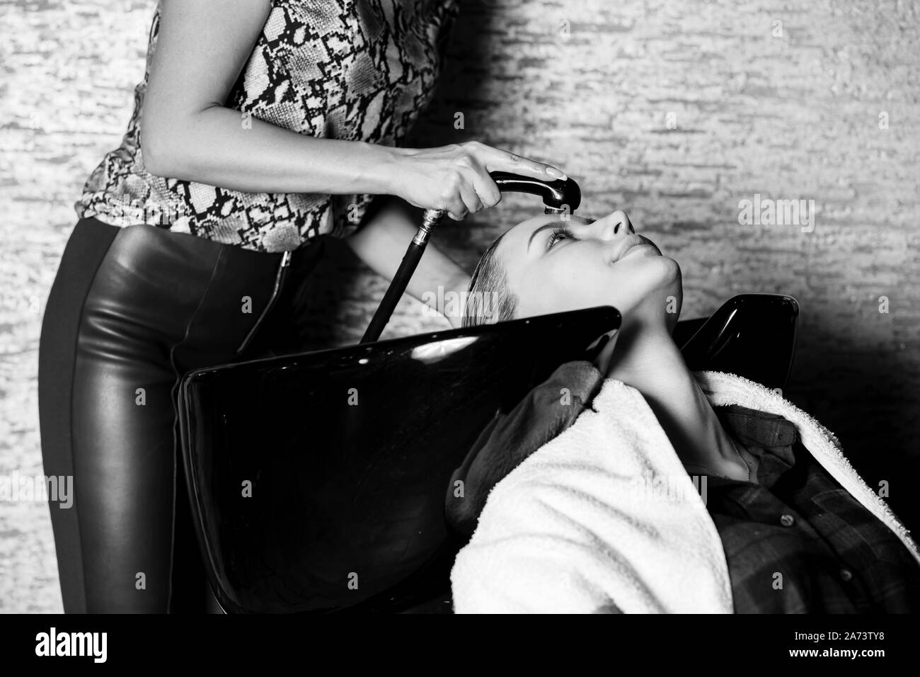 Libre d'un lavage des cheveux coiffure femme la fille blonde. Spa, beauté, soins, santé concepts. noir blanc photo Banque D'Images