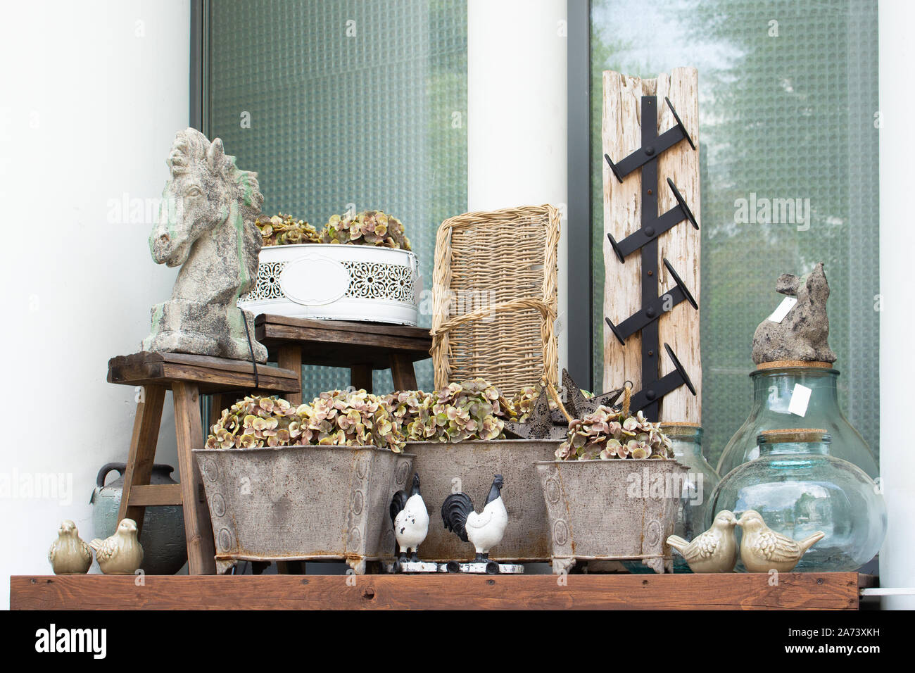 Décor et mettre en valeur les outils de jardin store. Conteneurs métalliques pour la culture des fleurs. Décoration de jardin, décoration d'une maison de campagne Banque D'Images