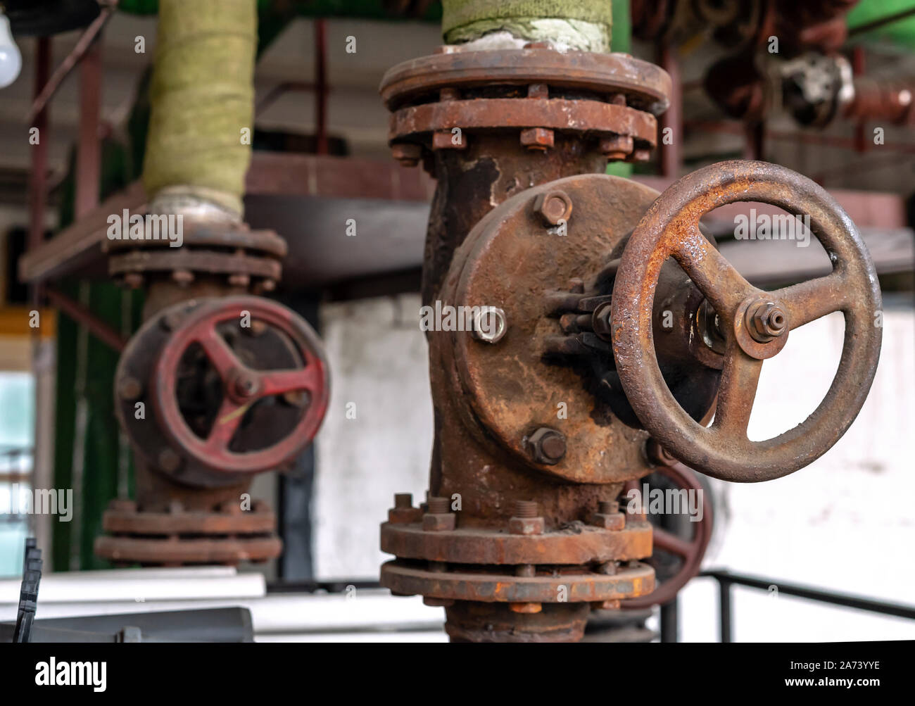 Soupapes d'arrêt dans un réseau d'approvisionnement en eau. Chaudière à gaz Prix de l'équipement. Banque D'Images