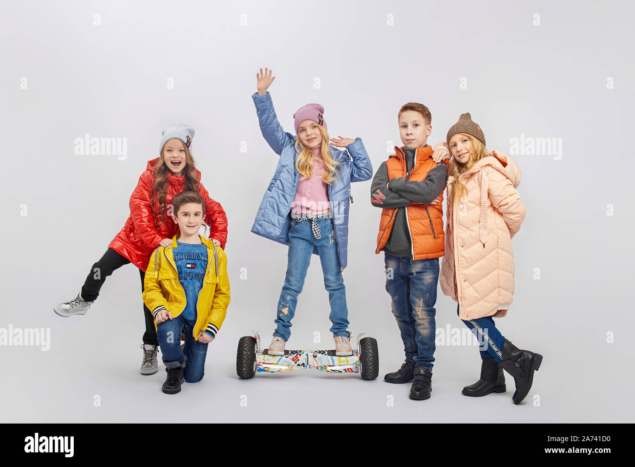 Collection automne de vêtements chauds pour les enfants. Les vestes et doudounes vêtements pour enfants. Les enfants s'amuser et de sourire, de monter un scooter gyro. Russ Banque D'Images