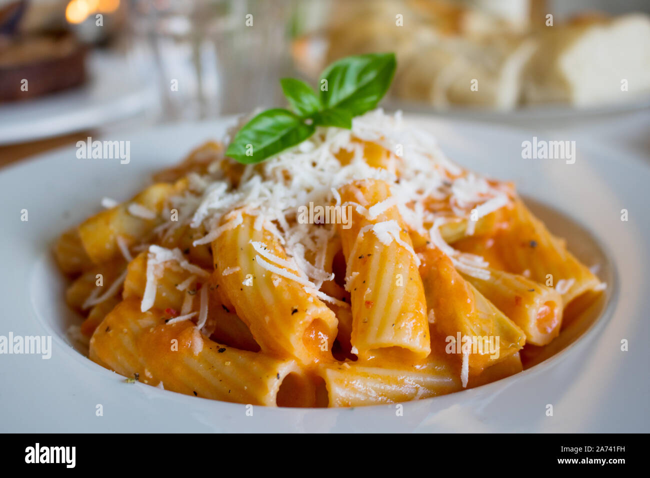 La photographie de la nourriture d'un plat de pâtes italiennes avec une sauce à la crème de tomate et parmesan Banque D'Images