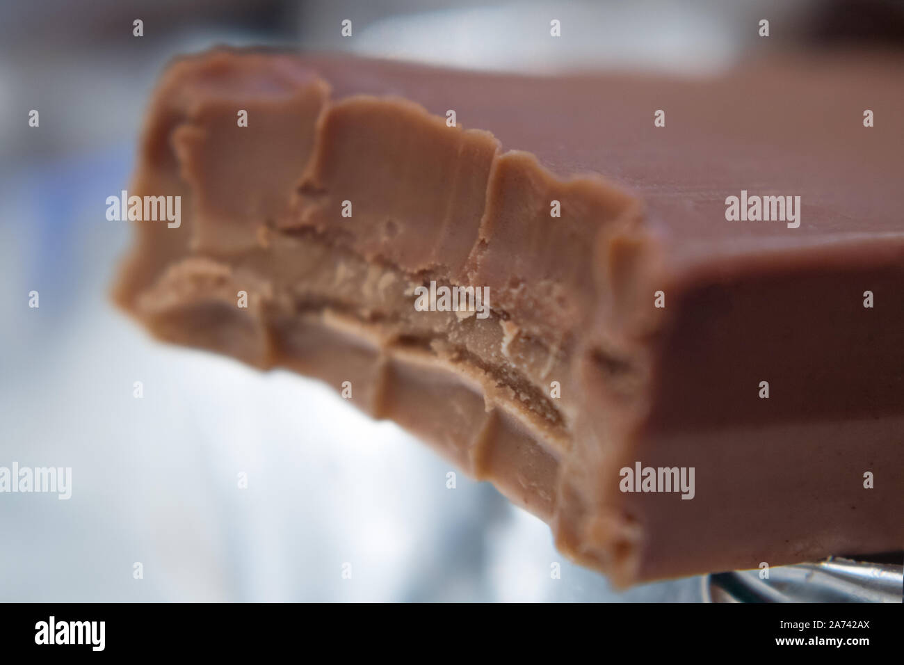 La photographie culinaire d'une barre de chocolat au nougat avec une morsure prises Banque D'Images