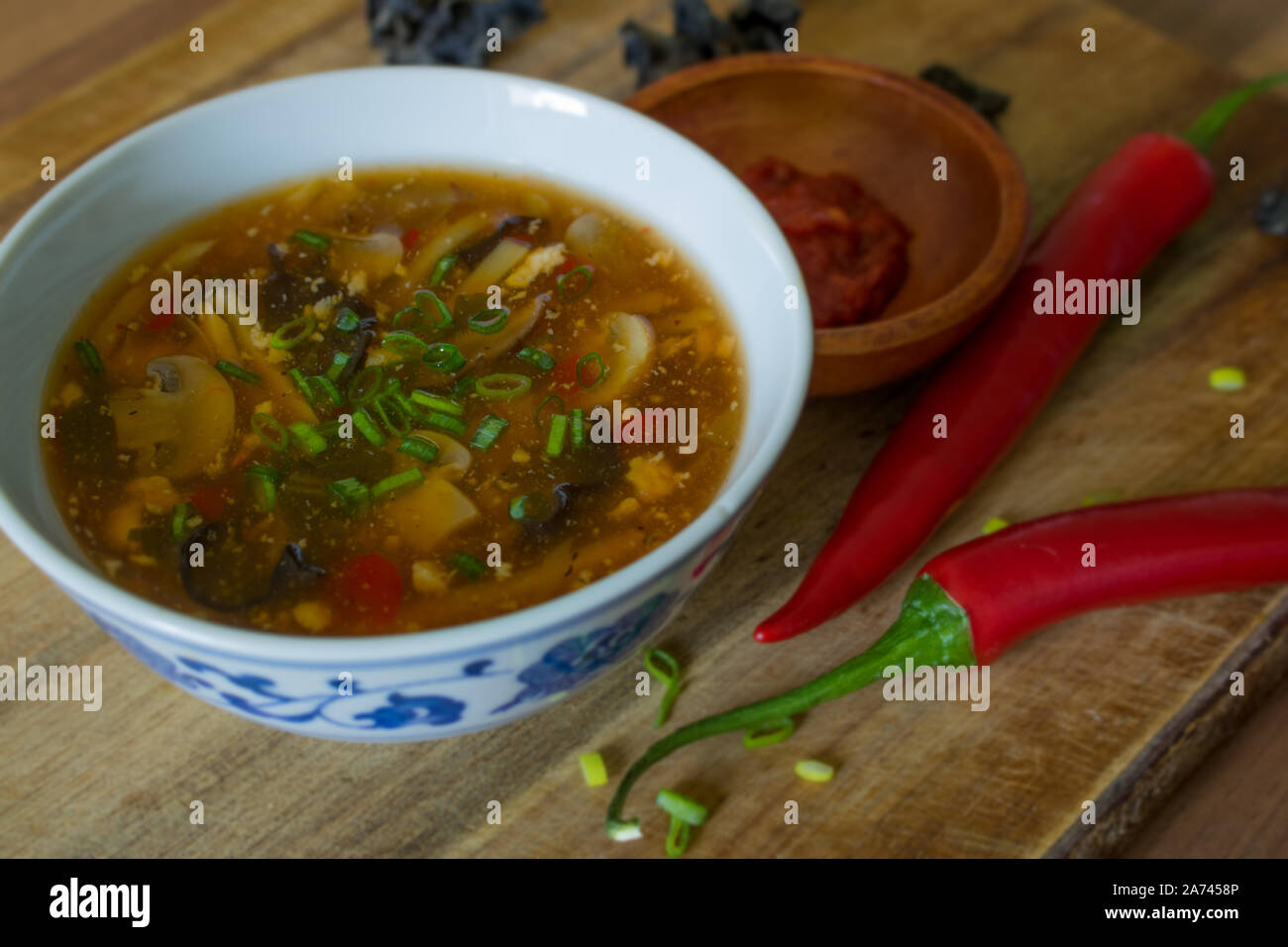 La photographie culinaire d'un Chinois vegan ou aigre et piquante suan la soupe tang Banque D'Images