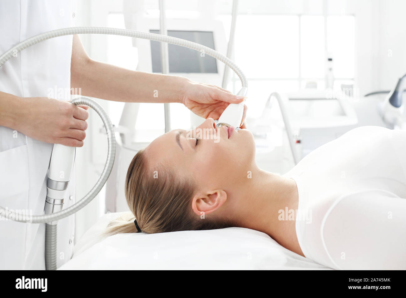 Ascenseur. Face à la levée. Un soin cosmétique rajeunissant traitement en clinique de médecine esthétique. Banque D'Images