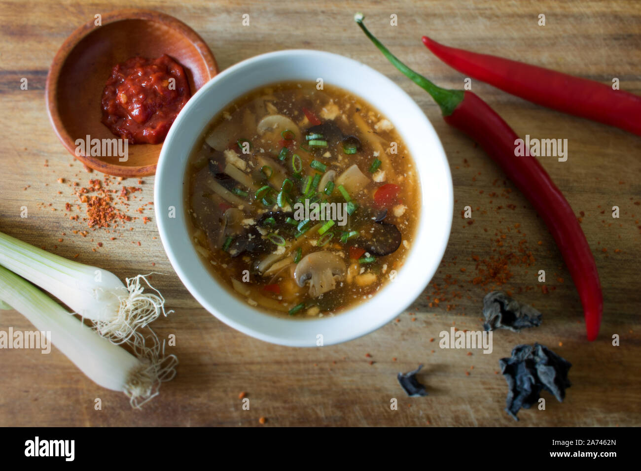 La photographie culinaire d'un Chinois vegan ou aigre et piquante suan la soupe tang Banque D'Images