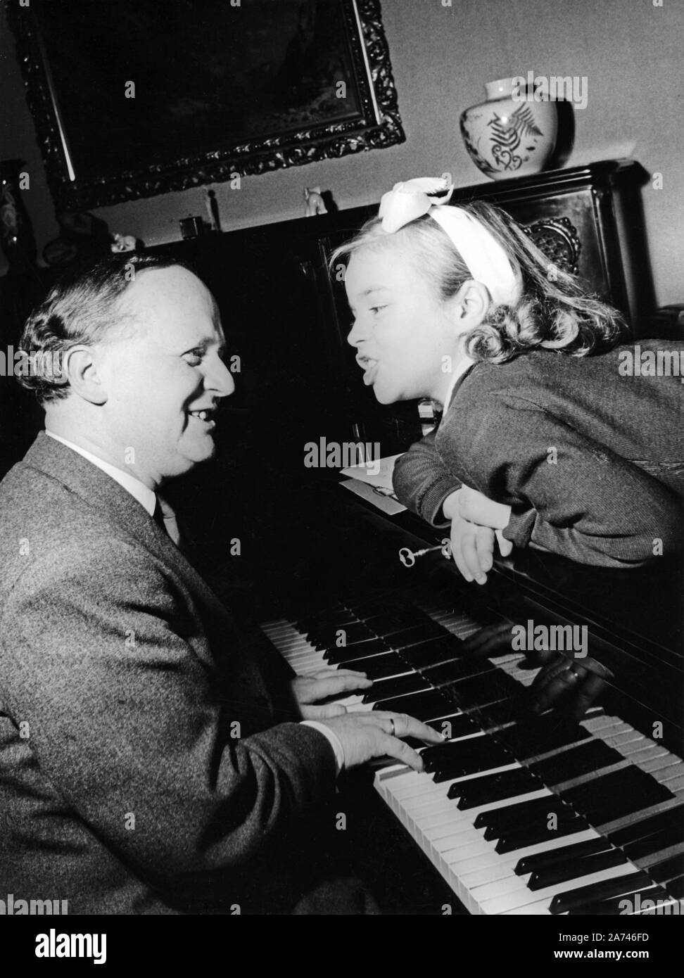 Cornelia Froboess Conny mit Vater Gerhard von Gesangsprobe in Deutschland, ca. 1950. Cornelia Froboess Conny faire répétitions avec son père Gerhard, Allemagne ca. 1950 Photo Stock - Alamy