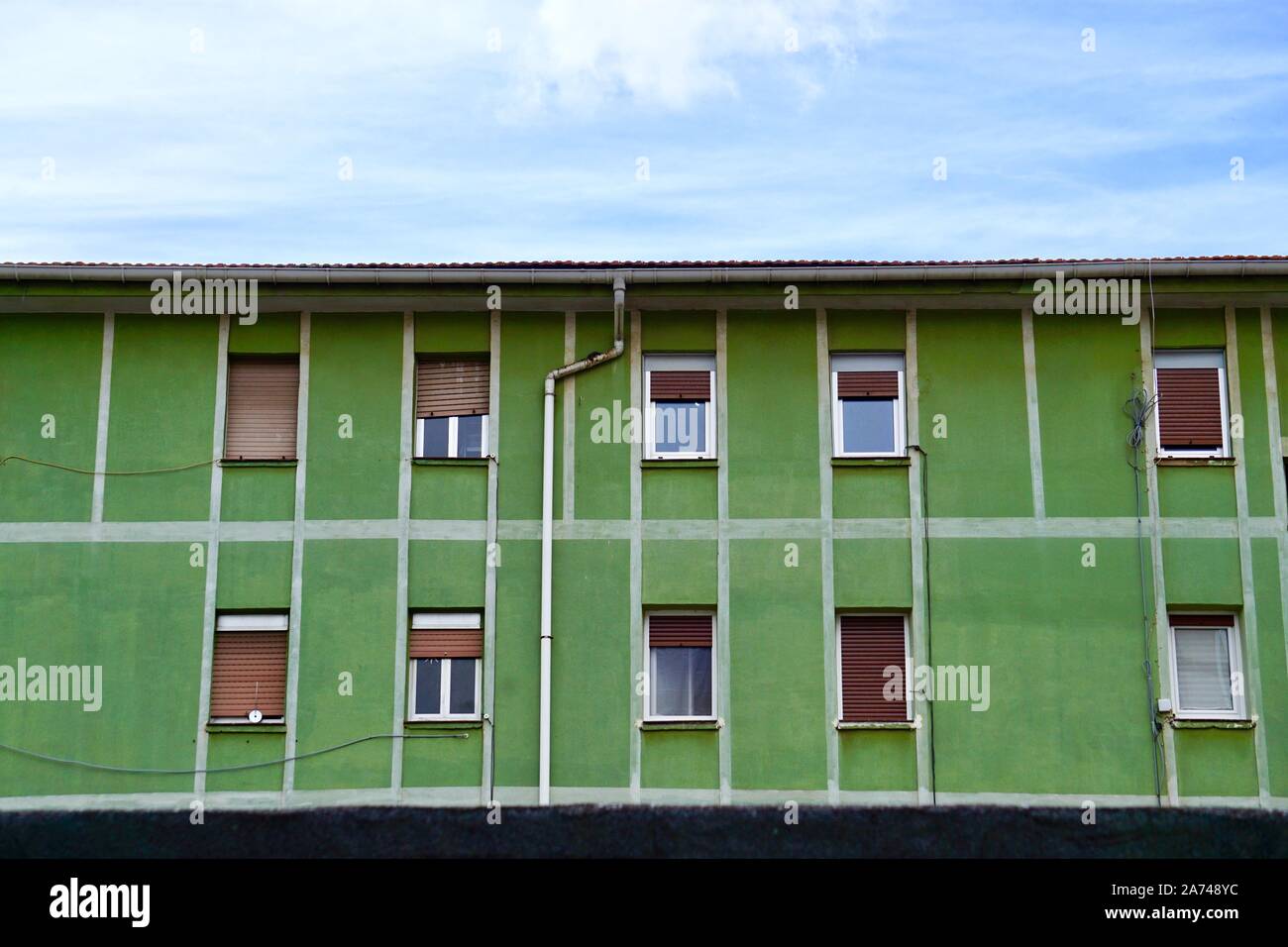 Fenêtre sur la façade du bâtiment vert Banque D'Images