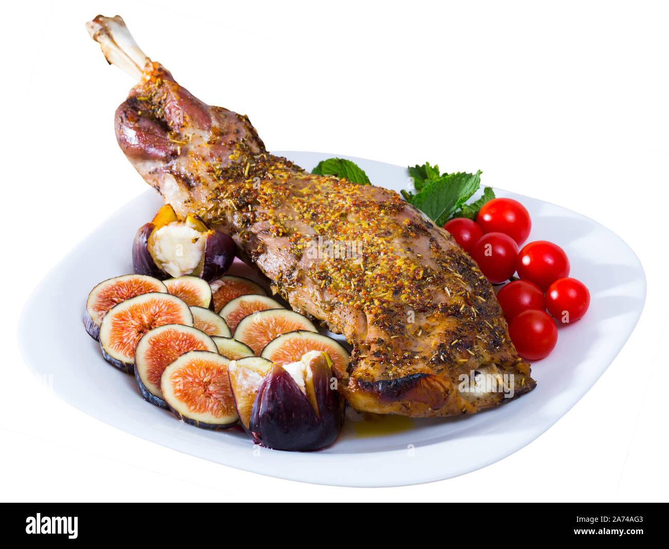 , Épaule d'agneau cuit au four avec du miel, la moutarde, l'huile d'olive et poivre blanc, est servi avec une fig de Feta et herbes. Plus isolés Banque D'Images