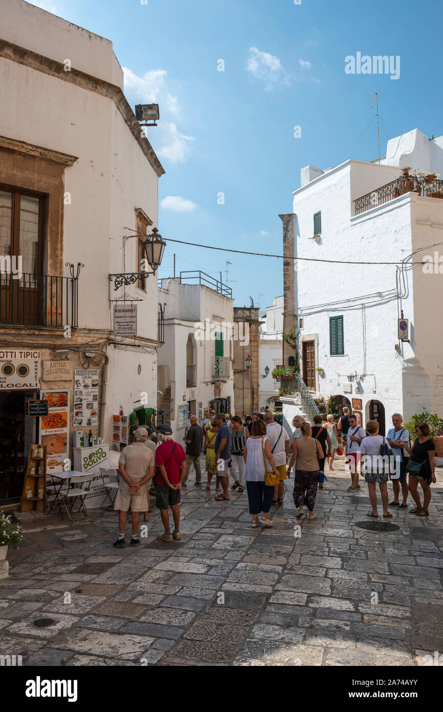 Les touristes sur la Via Cattedrale à Ostuni en Apulie (Pouilles), Italie du Sud Banque D'Images