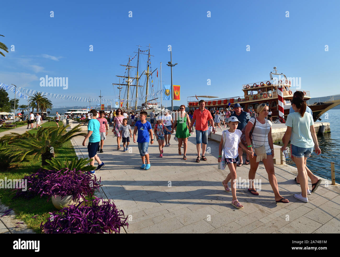 Tivat, Monténégro - juin 10. 2019. Les gens vont sur le remblai Banque D'Images