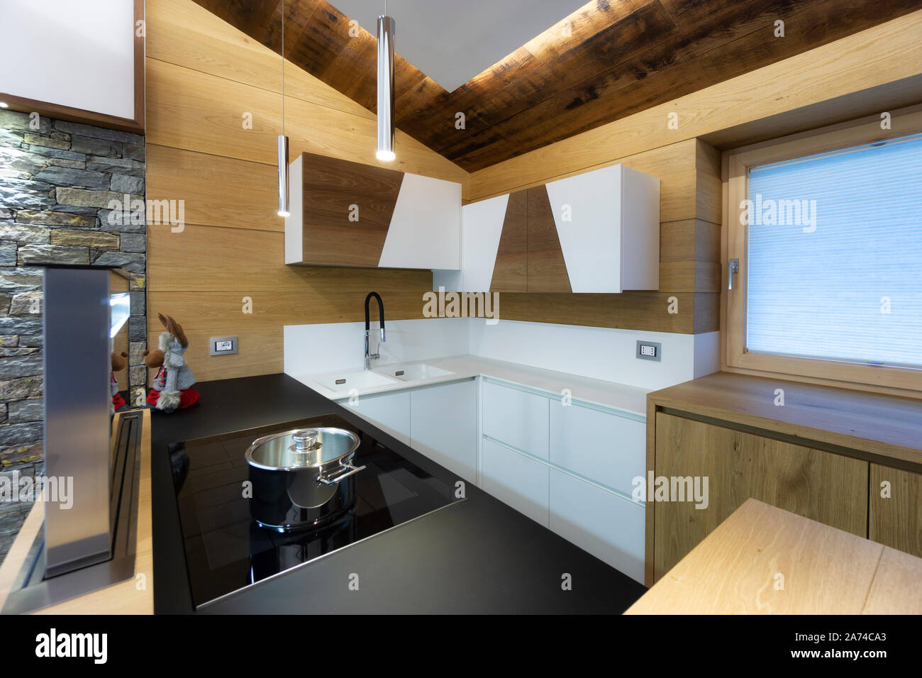 Intérieur de cuisine en bois dans un style moderne Banque D'Images