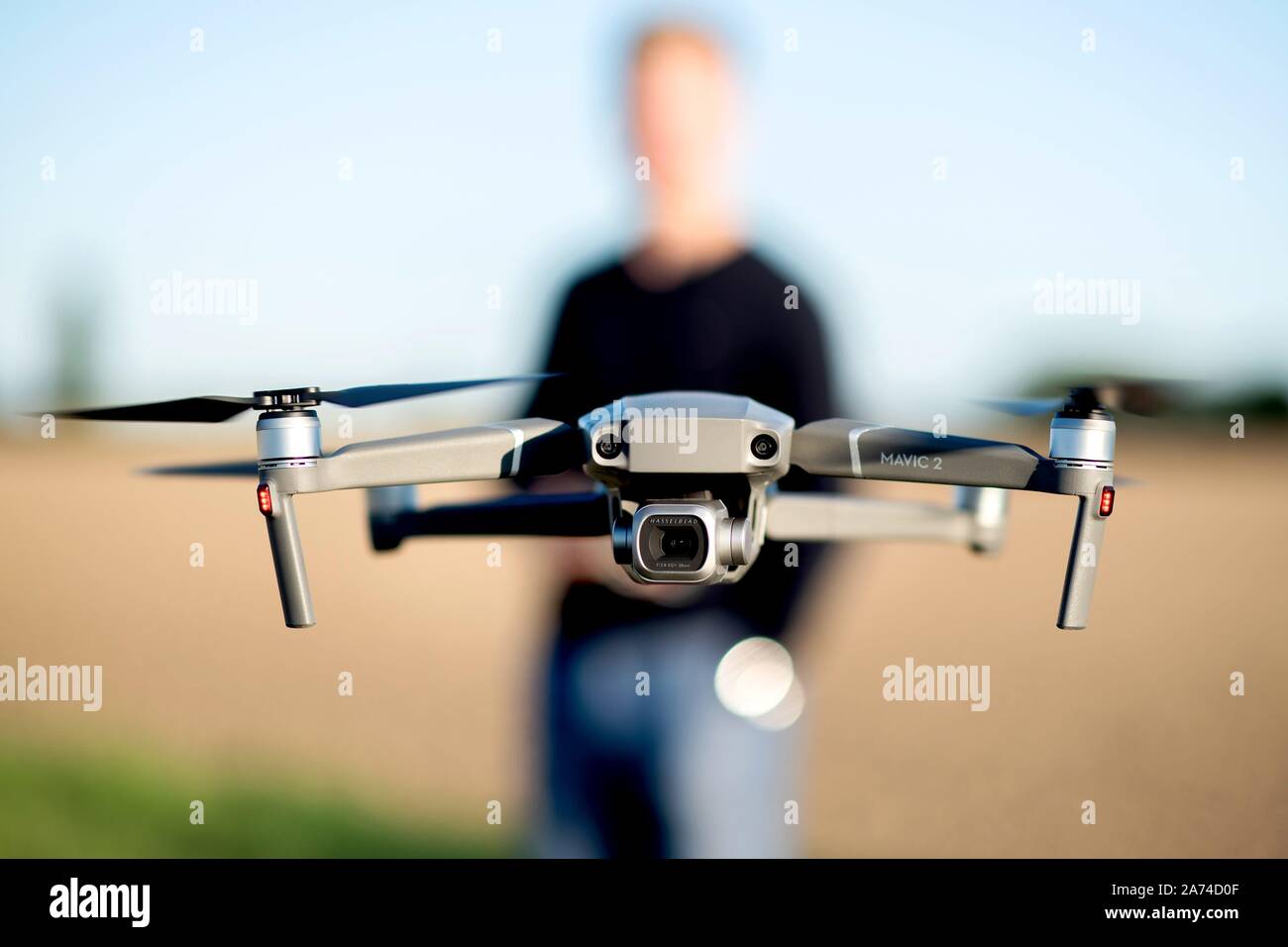 Un appareil photo de type drone DJI Mavic 2 Pro sur un champ à Hemmingen (Allemagne), 20 septembre 2019. Dans le monde d'utilisation | Banque D'Images