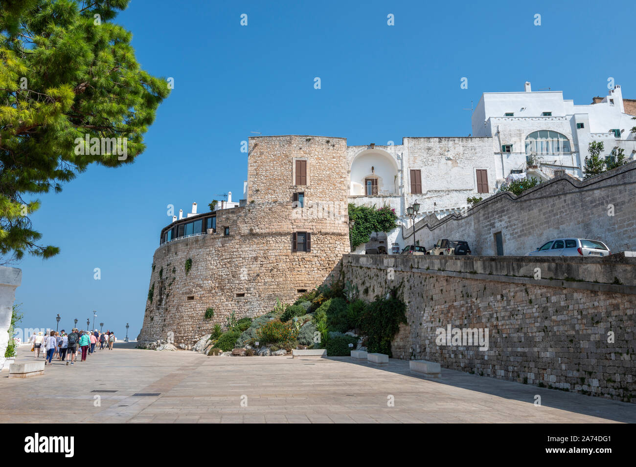 Les remparts de la vieille ville vue de la Viale Oronzo Quaranta à Ostuni en Apulie (Pouilles), Italie du Sud Banque D'Images