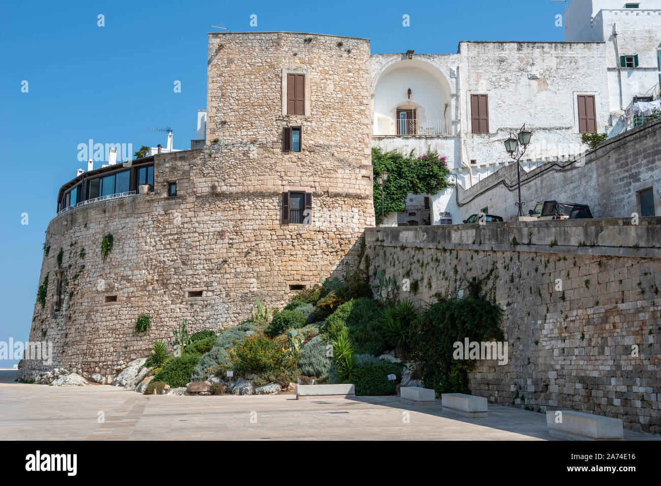 Les remparts de la vieille ville vue de la Viale Oronzo Quaranta à Ostuni en Apulie (Pouilles), Italie du Sud Banque D'Images
