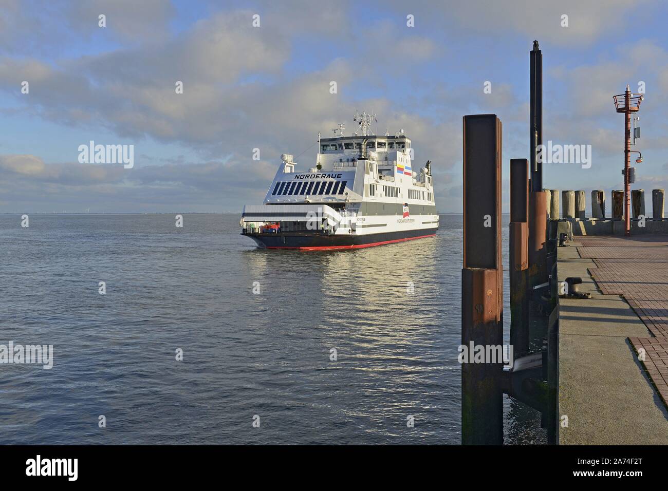 Le grand ferry Norderaue W.D.R. de la compagnie maritime peu avant l'amarrage dans le port de Wyk auf Föhr, 12 Décembre 2018 | dans le monde entier Banque D'Images
