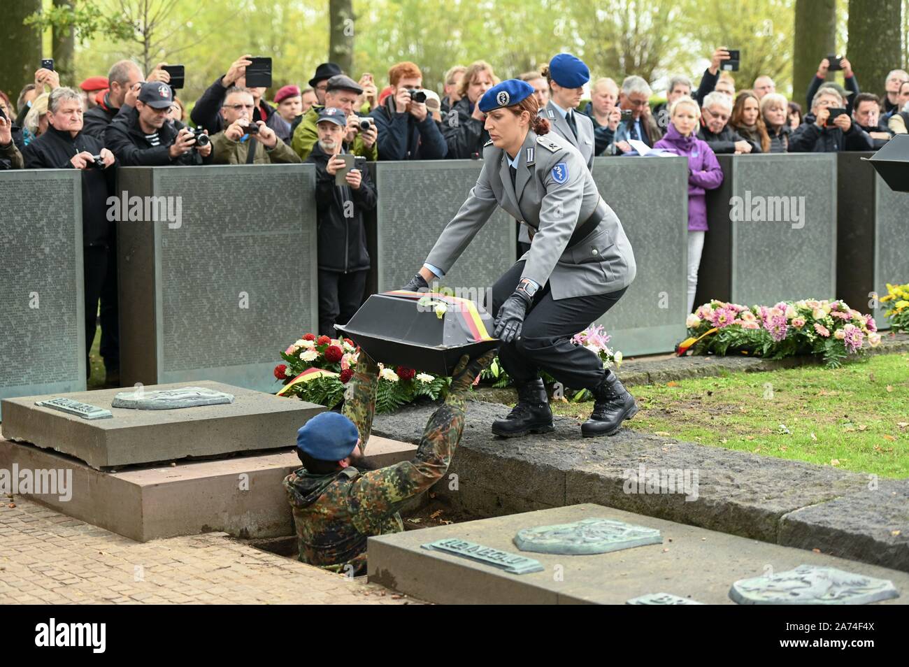 Les soldats de la Bundeswehr des soldats allemands morts enterrer de Worldwar 1 soldats allemands à Langemark cimetière dans le monde d'utilisation | Banque D'Images