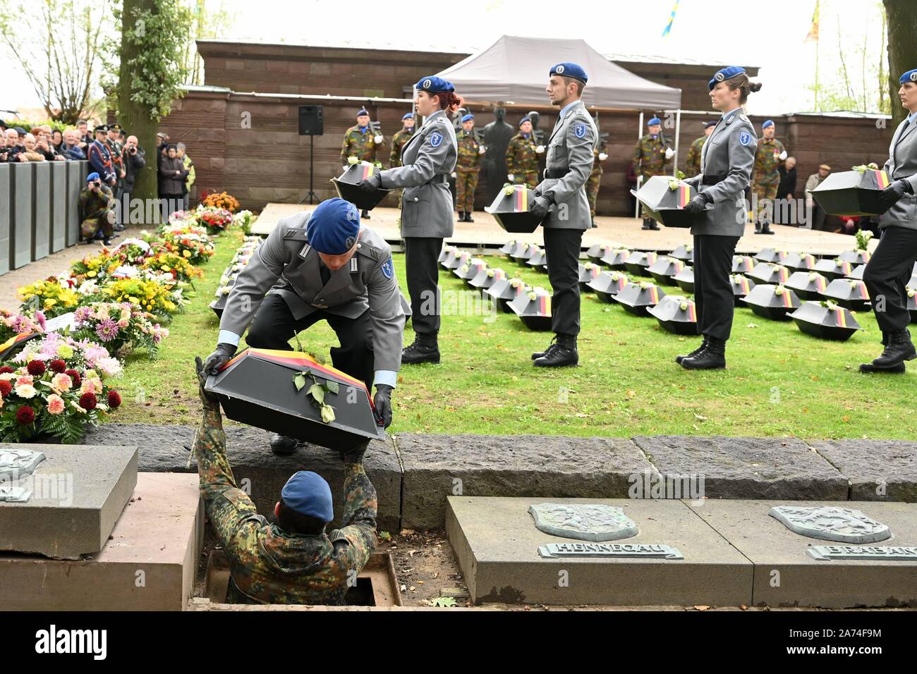 Les soldats de la Bundeswehr transporter les cercueils de soldats