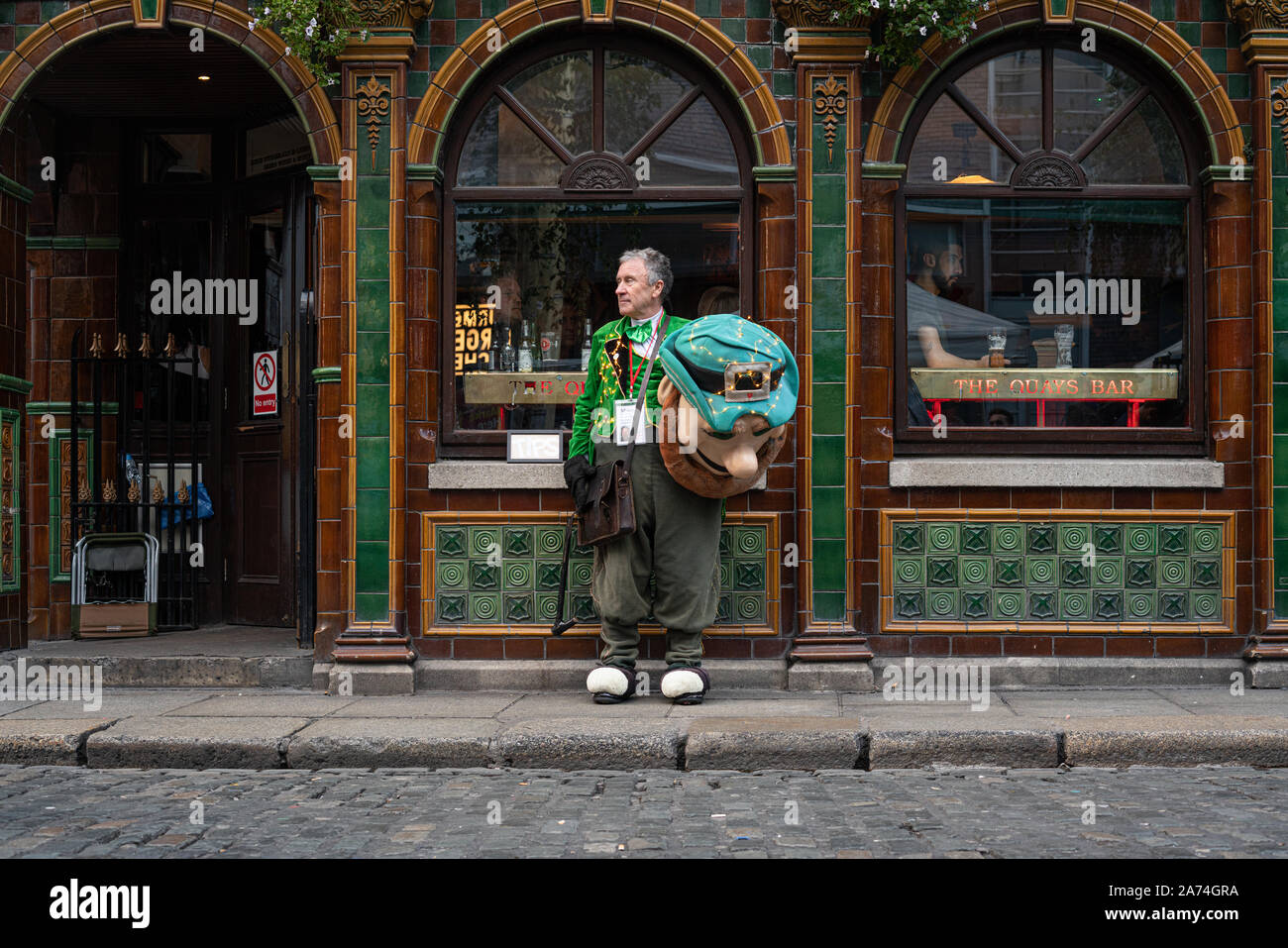 Un artiste de rue en faisant une pause dans Temple Bar, Dublin, Irlande. Banque D'Images