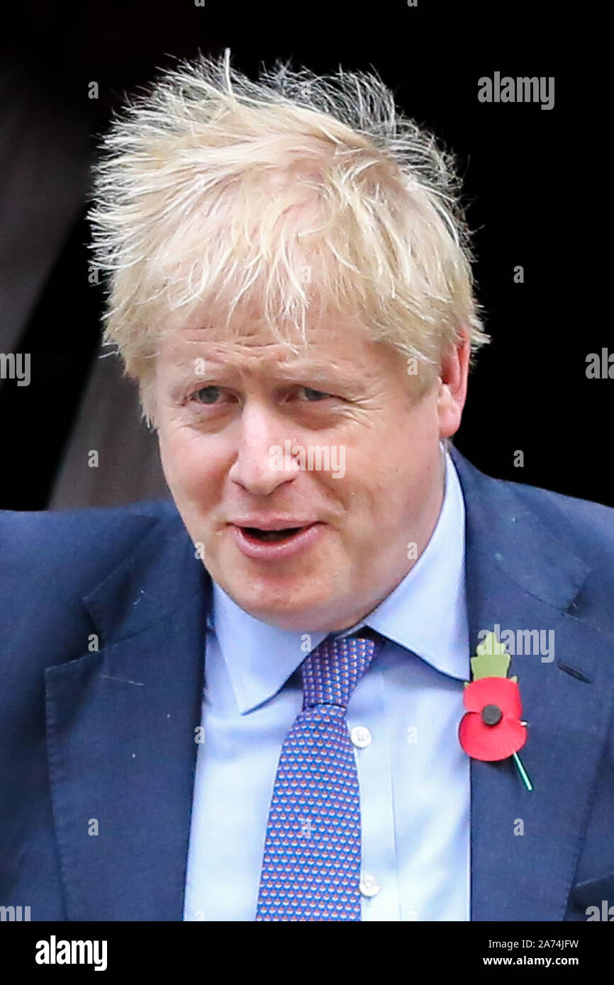 Downing Street, Londres, 30 Oct 2019 - Le Premier ministre britannique Boris Johnson s'écarte du numéro 10 Downing Street pour assister aux questions au premier ministre (LF) à la Chambre des communes. Le mardi 29 octobre 2019 Les députés ont voté pour une élection générale au Royaume-Uni le 12 décembre 2019. Banque D'Images