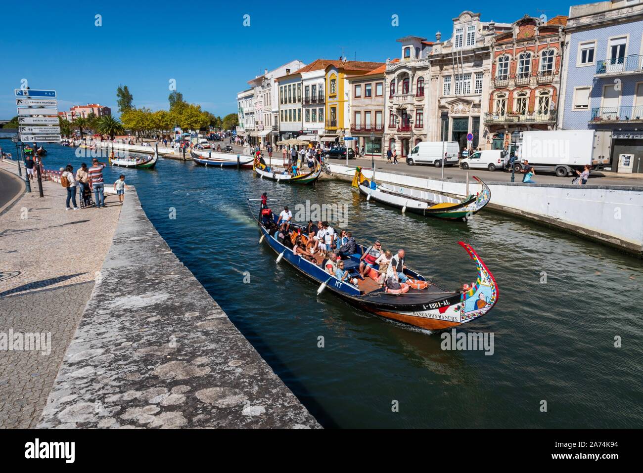 Aveiro, Portugal - 10 septembre 2019 - profitant de ride dans bateau traditionnel portugais avec bow peintes de couleurs vives. Banque D'Images