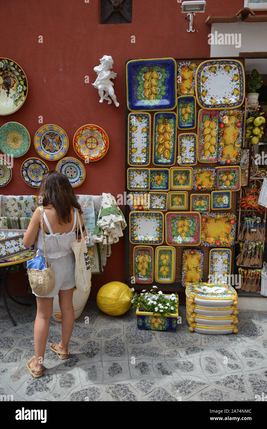 POSITANO, ITALIE - 23 août 2018 : Les échantillons de l'artisanat en céramique et porcelaine d'Amalfi Banque D'Images