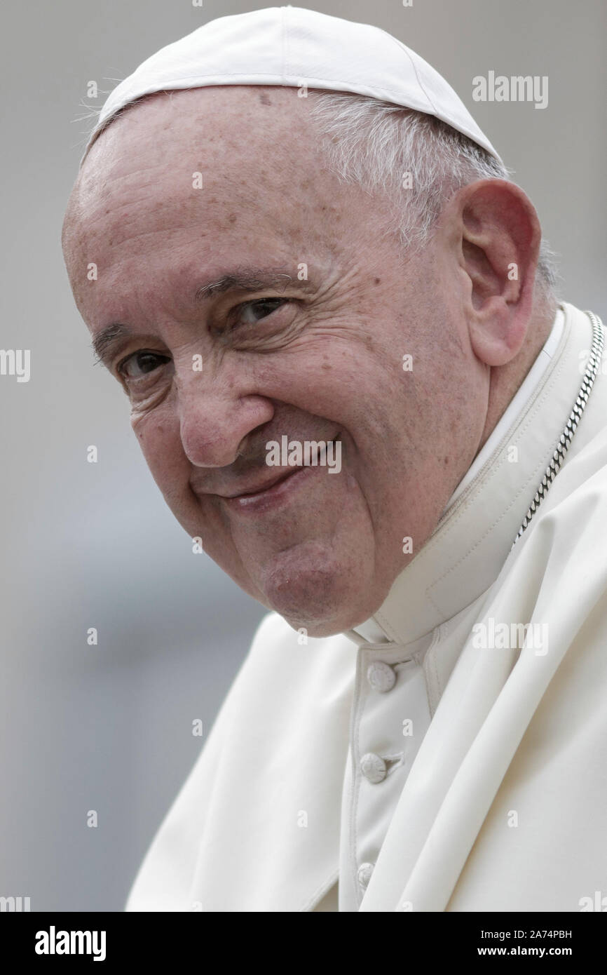 Cité du Vatican, Vatican. 30 octobre, 2019. Pape Francis dirige l'audience générale hebdomadaire sur la Place Saint Pierre. Credit : Giuseppe Ciccia/Alamy Live News Banque D'Images Cité du Vatican, Vatican. 30 octobre, 2019. Pape Francis dirige l'audience générale hebdomadaire sur la Place Saint Pierre. Credit : Giuseppe Ciccia/Alamy Live News Banque D'Images