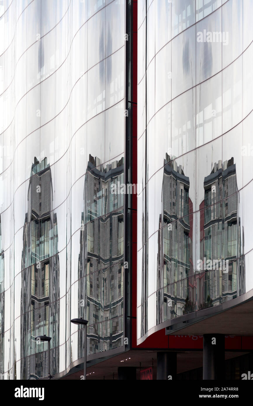 Les bâtiments reflètent dans les fenêtres de Kings Place, York Way, Kings Cross, London Banque D'Images