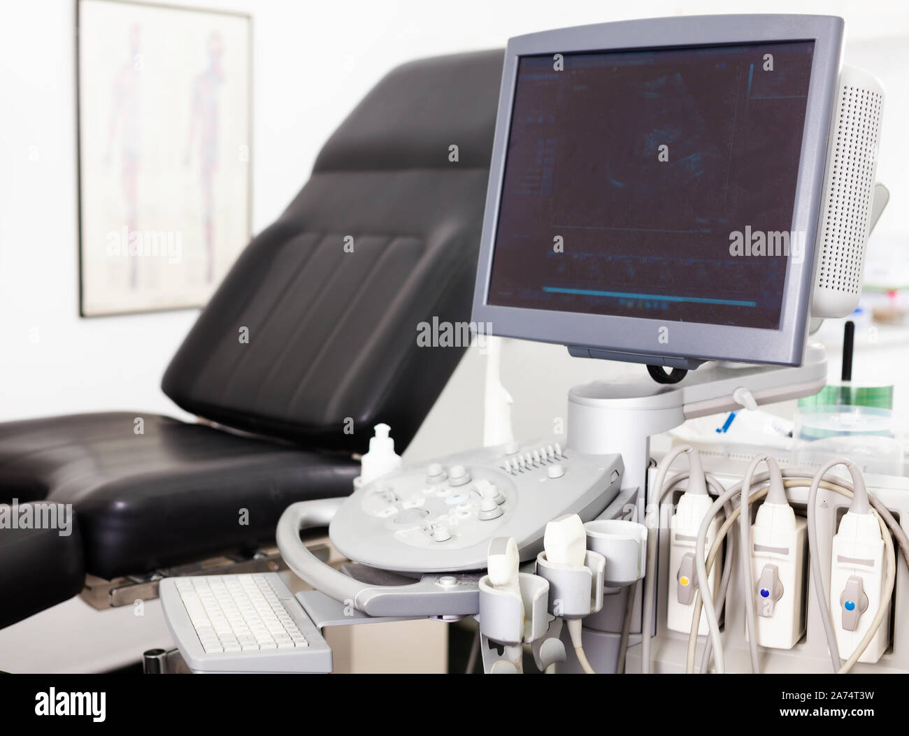 Équipement médical moderne, Medical ultrasound machine avec les sondes dans  la salle de diagnostic clinique Photo Stock - Alamy