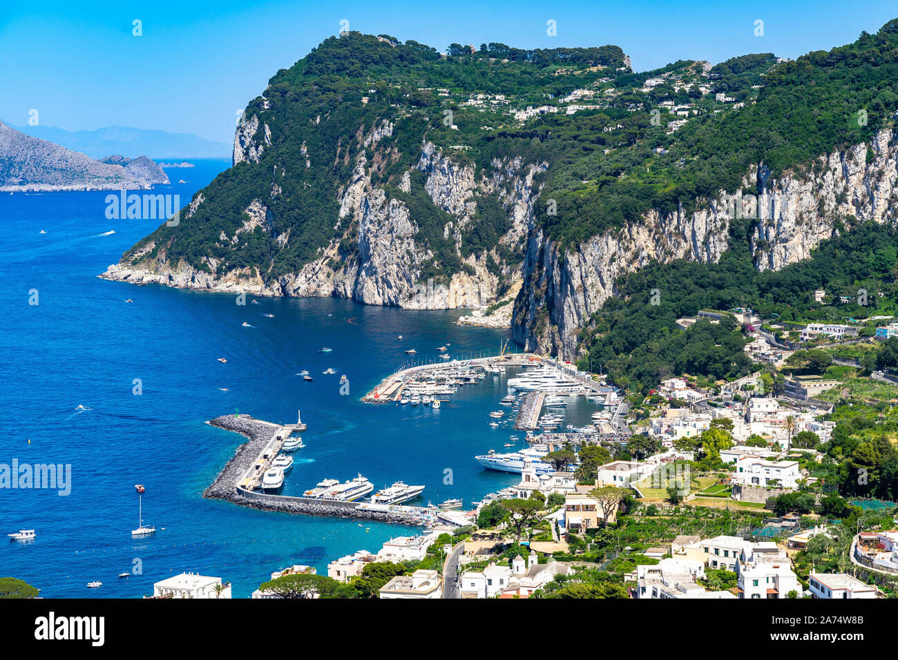 Magnifique paysage de l'île de Capri avec port de Marina Grande et Punta del Capo vu de mesures phénicien (Scala Fenicia, Campanie, Italie Banque D'Images