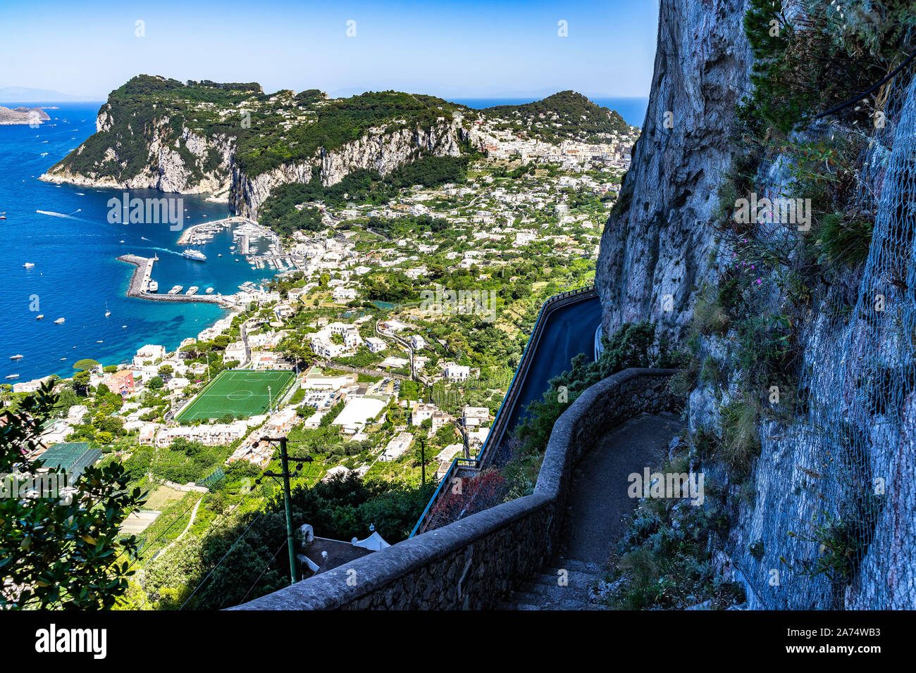 À la recherche sur les marches de la Scala Fenicia Phénicien (étapes) avec Capri Marina Grande et Punta del Capo dans l'arrière-plan, Campanie, Italie Banque D'Images